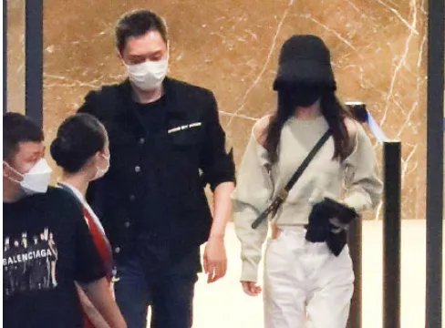 赵丽颖带儿子现身，儿子长得像谁？