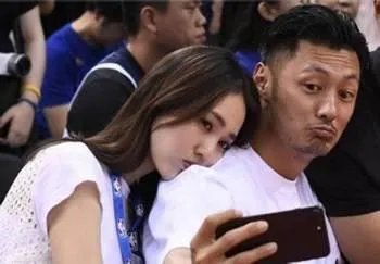 余文乐低调结婚收获一堆祝福;而公布恋情的鹿晗却被脱粉,怎么看待这两件事?