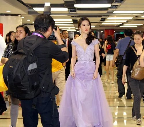 刘亦菲被抓胸艳照 男子近身偷拍胸部走光