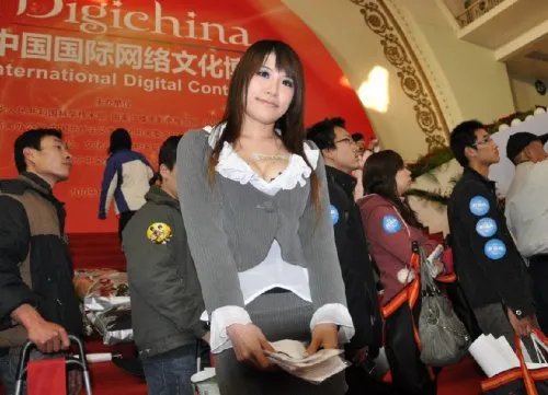 【跟踪】梦情女秘书“毛毛”现场走秀（多图）