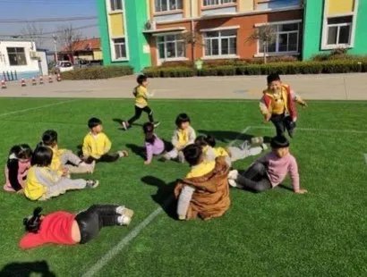 对于白发奶奶步履蹒跚玩丢手绢，网友是如何评价的？