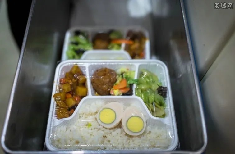 男子飞机餐吃铁环 按餐费作出十倍赔偿200元