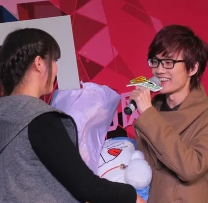 许嵩被强吻照片曝光  拉票会爆棚女歌迷被人肉