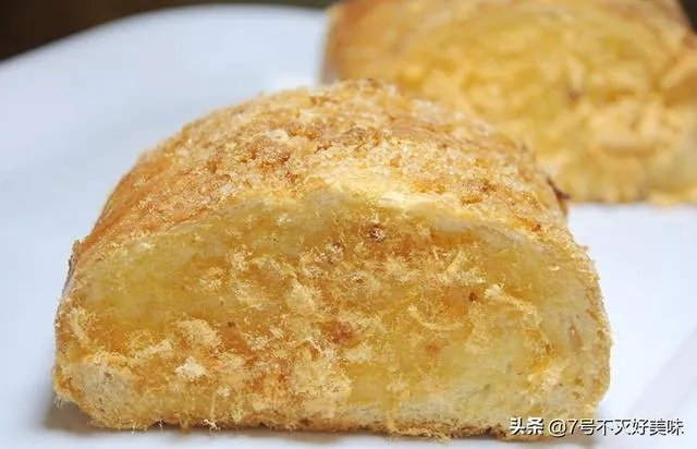 外面有一层薄皮、里面有夹心，然后两边还有肉松的一种面包，是什么面包呢？怎么做比较好吃，特别想吃？
