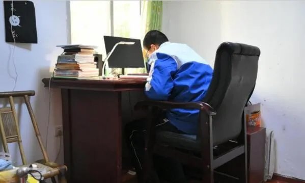 四川14岁男孩高221厘米是怎么回事 14岁男孩高221厘米是巨人症吗