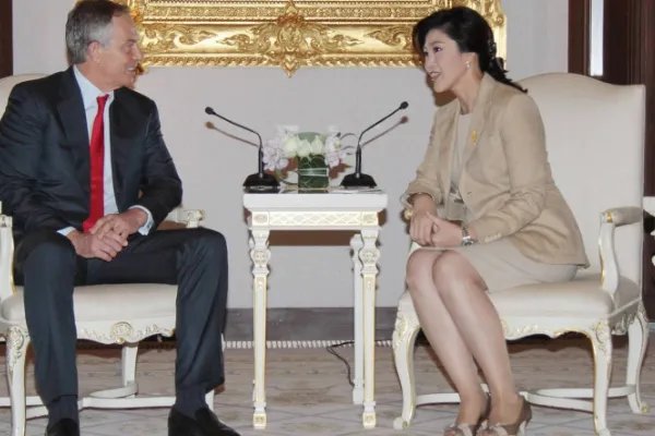 英拉被迫下台后又遭到通缉，为何还能逃出泰国呢？