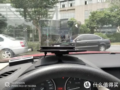 车载后装HUD 篇一:像开战斗机一样去开车—百路达HUD开箱及简评