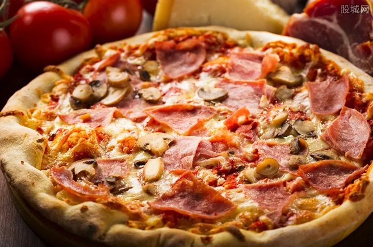 古力娜扎晒照吃巨型披萨 披萨有哪些品牌