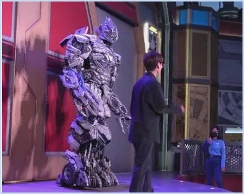 环球影城里的威震天是纯人工操作的,扮演者在机器人体内如何才能肢体协调?