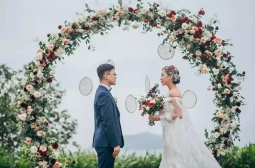 伴娘和谁坐一个车 伴郎伴娘坐车的讲究