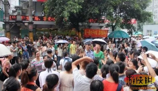 交警太帅惨遭考生围观 宜宾最帅交警意外走红