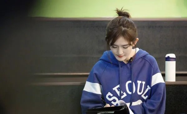 怎么看今晚的微博热搜“谢娜在自己超话被粉丝“怼”不要在综艺提及张杰太多次”?