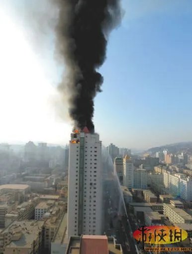 兰州张掖路泰生大厦顶楼突发大火 幸无人员伤亡