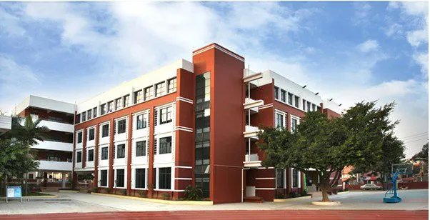 小学误开紫外线灯灼伤学生眼睛，此事学校会负全责吗？