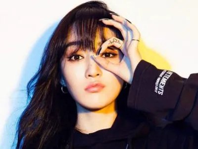 孟佳新歌封面疑似抄袭，你觉得她的封面像是抄袭吗？理由是什么？