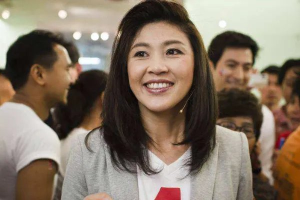 英拉被迫下台后又遭到通缉,为何还能逃出泰国呢?