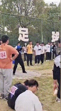 王宝强和女友牵手现身 伊织萌学会说中文的动态图