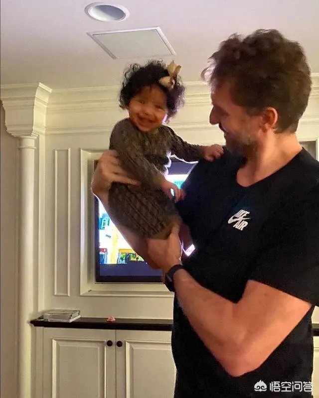 加索尔到瓦妮莎家做客，陪伴科比三女儿，仨女儿都很开心，你咋看？