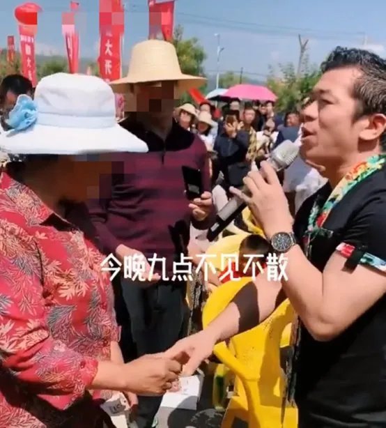 流浪歌王陈星帮陈光标提衣服，那她的娇妻长得怎么样？