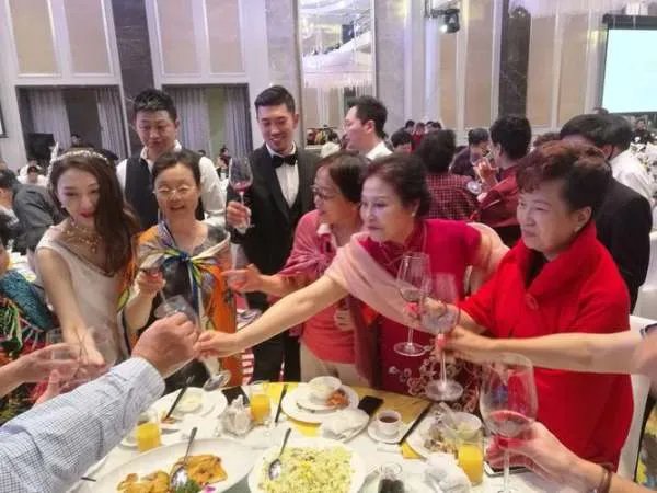 越南一儿媳敬酒公婆不愿接，新郎怒砸婚礼现场，你赞成新郎这么做吗？