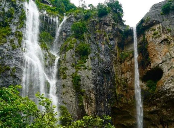 台风登陆雁荡山瀑布被吹倒流，此前出现过这种情况吗？
