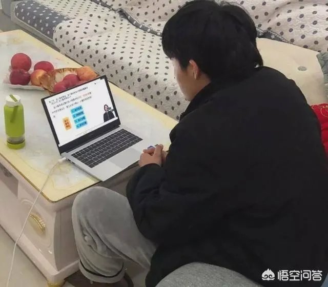 河北一高中在线教育,要求学生穿校服,做早操,与平是在学校规则制度相同,各位怎么看?