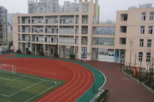 小学误开紫外线灯灼伤学生眼睛，此事学校会负全责吗？