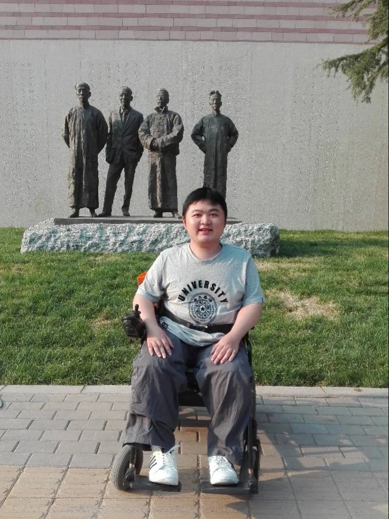 妈妈背患病儿子读到清华博士，妈妈是如何照顾他的？