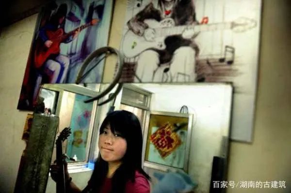 西单女孩在地下通道一唱成名并登上春晚，后来如何了？