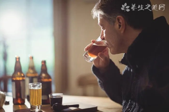 汽车排气管滴水是怎么回事正常吗？