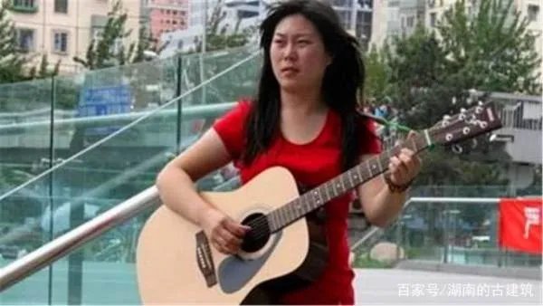 西单女孩在地下通道一唱成名并登上春晚，后来如何了？