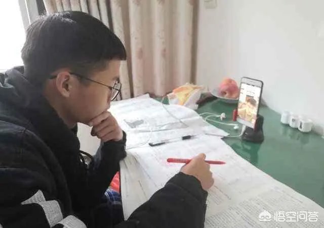 河北一高中在线教育,要求学生穿校服,做早操,与平是在学校规则制度相同,各位怎么看?