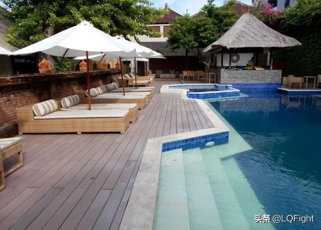 问巴厘岛当地有哪些好的酒店和度假村？