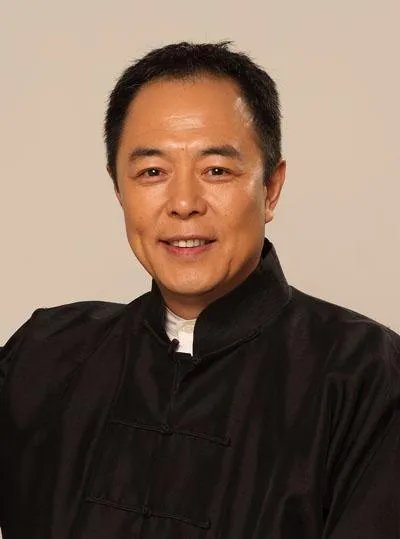 张铁林被曝感染新冠，经纪人辟谣从未离京，又秒删发帖让人忧，你怎么看？