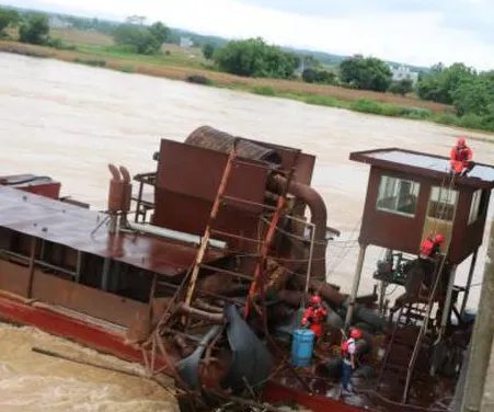 广西北海抽沙船失控撞桥是真的吗？