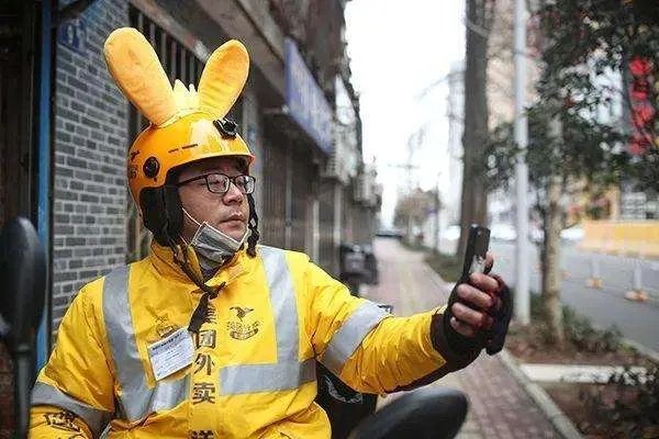 外卖小哥追回肇事逃逸者，他如何做到的？