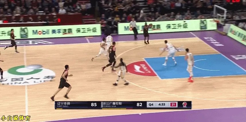 对阵广厦一战，致韩德君受伤的扣篮是右手扣的，为什么却左手受伤？当时什么情况？