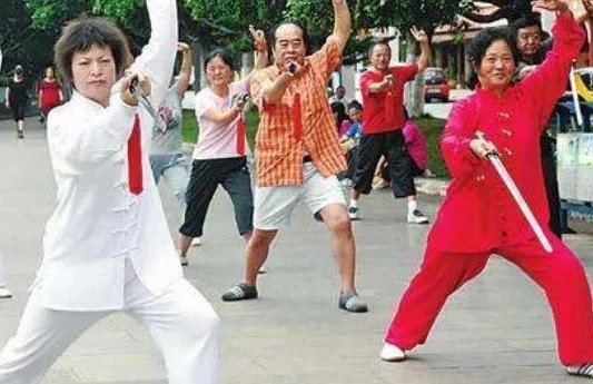 老人把共享单车当运动器材锻炼，应该制止这种行为吗？