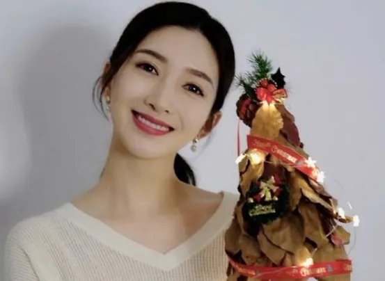 江疏影因玄彬公布恋情事件吃味发文，她作为玄彬的小迷妹有过哪些追星举动？