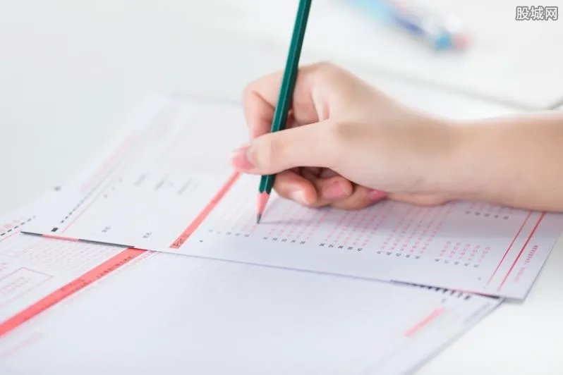 82岁老人参加高考与老伴并肩回家 是人生最后一次参加高考