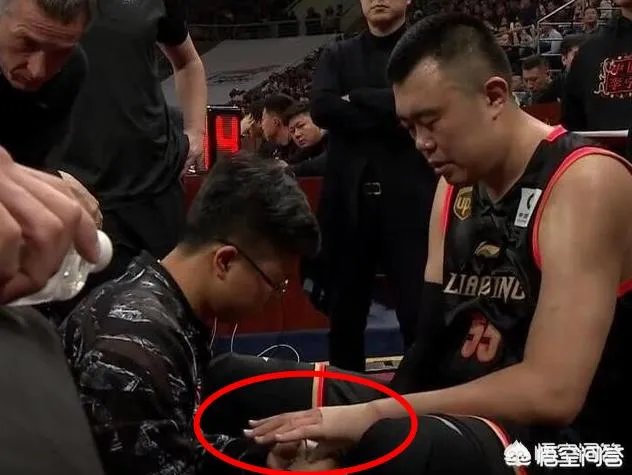 对阵广厦一战，致韩德君受伤的扣篮是右手扣的，为什么却左手受伤？当时什么情况？