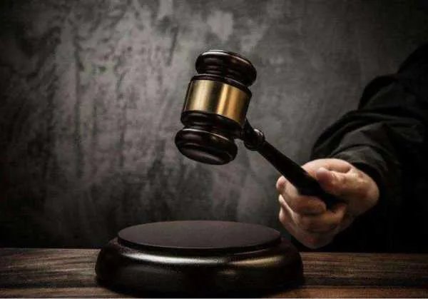 深圳物业锁外卖小哥车称“人民的权力”，物业为何这么做？