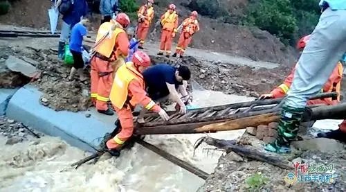 如何看待消防员被山洪冲走这件事?