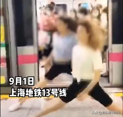 妙龄女子为博眼球地铁内摘口罩劈叉,你怎么看?