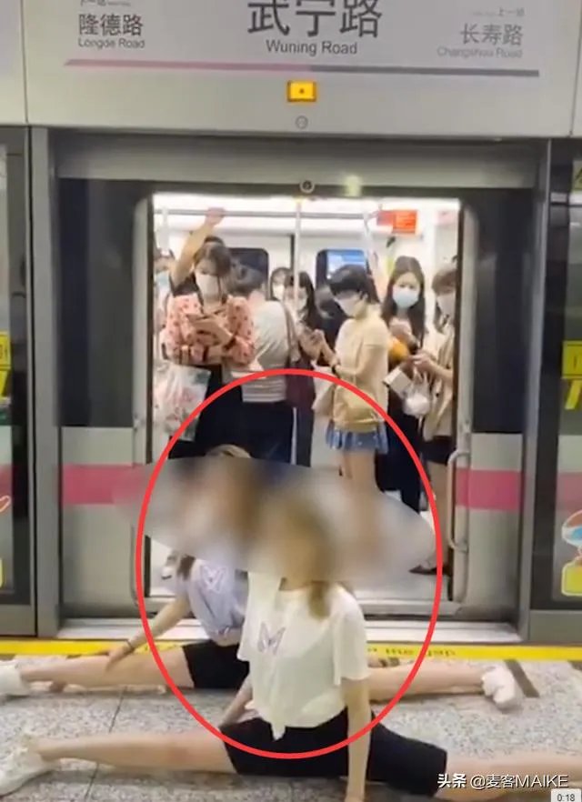 妙龄女子为博眼球地铁内摘口罩劈叉,你怎么看?