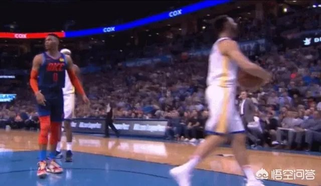 勇士大胜雷霆，比赛中威少吃技犯后，考神汤神在一旁幸灾乐祸的偷笑，你怎么看？