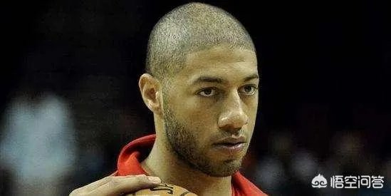 那位连飞机都不敢坐的火箭队旧将罗伊斯-怀特近况如何？是否还在打球？