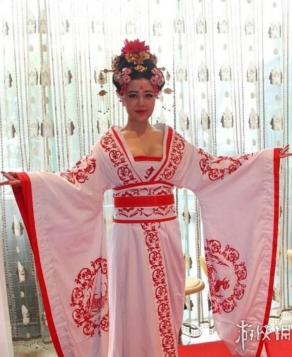 北影毕业生“叫板”范冰冰 丰胸后COS《武媚娘传奇》