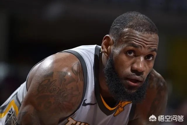 骑士VS篮网，詹姆斯中路隔着两人暴扣，起跳高度高出防守人一只手臂，怎么评价？