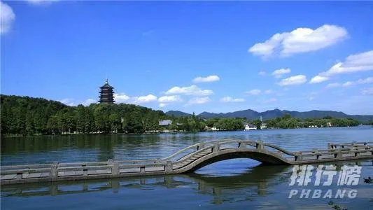 十一月份去哪里旅游最好国内_十一月份适合旅游的地方